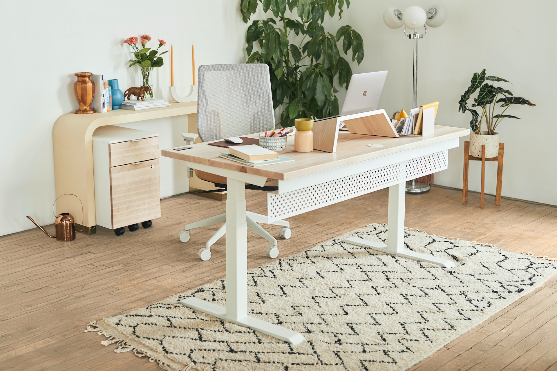 Accesorii de birou pentru lucrul de acasă: Cum să-ți creezi un spațiu eficient